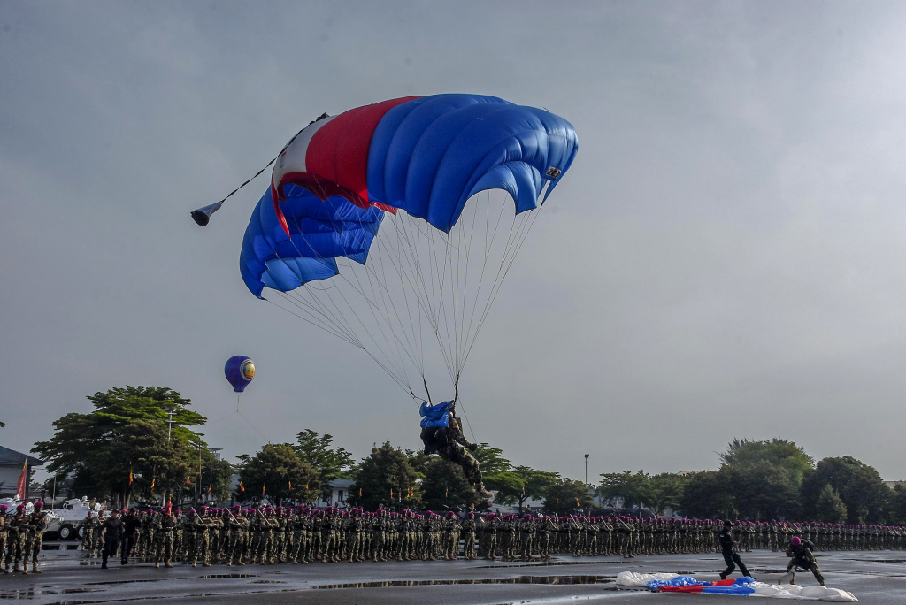 Prajurit Marinir sedang melakukan gladi bersih menjelang HUT ke-80 Marinir (Ashar/Foto:KoptuMarAinulYakin/SinPo.id)