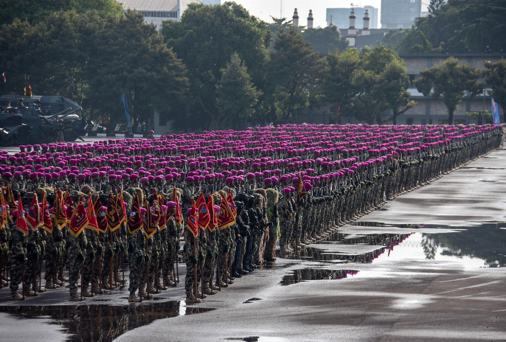 Prajurit Marinir sedang melakukan gladi bersih menjelang HUT ke-80 Marinir (Ashar/Foto:KoptuMarAinulYakin/SinPo.id)