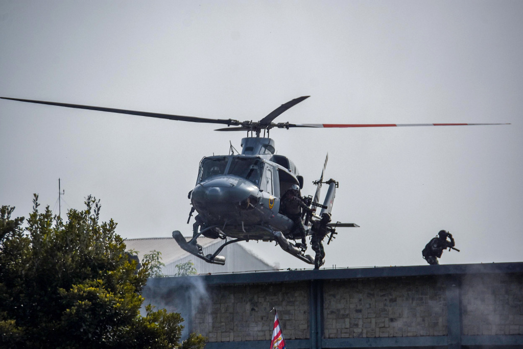 Prajurit Marinir sedang melakukan gladi bersih menjelang HUT ke-80 Marinir (Ashar/Foto:KoptuMarAinulYakin/SinPo.id)