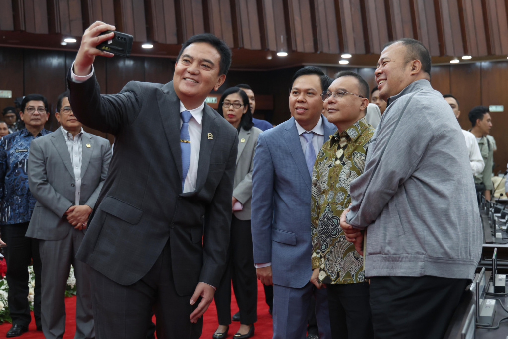 Wakil Ketua DPR Prof Sufmi Dasco Ahmad meninju gladi bersih sidang tahunan (Ashar/SinPo.id)