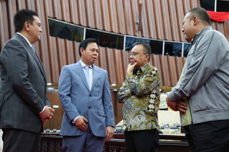 Wakil Ketua DPR Prof Sufmi Dasco Ahmad meninju gladi bersih sidang tahunan (Ashar/SinPo.id)