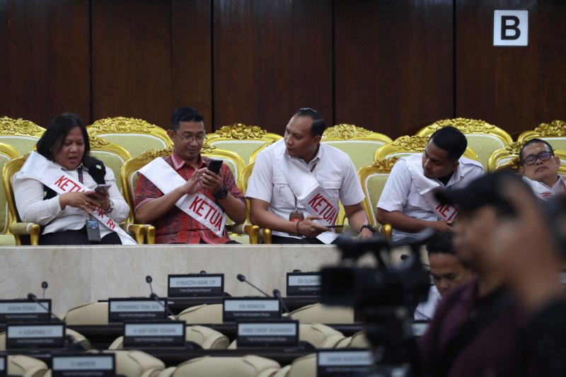 Wakil Ketua DPR Prof Sufmi Dasco Ahmad meninju gladi bersih sidang tahunan (Ashar/SinPo.id)