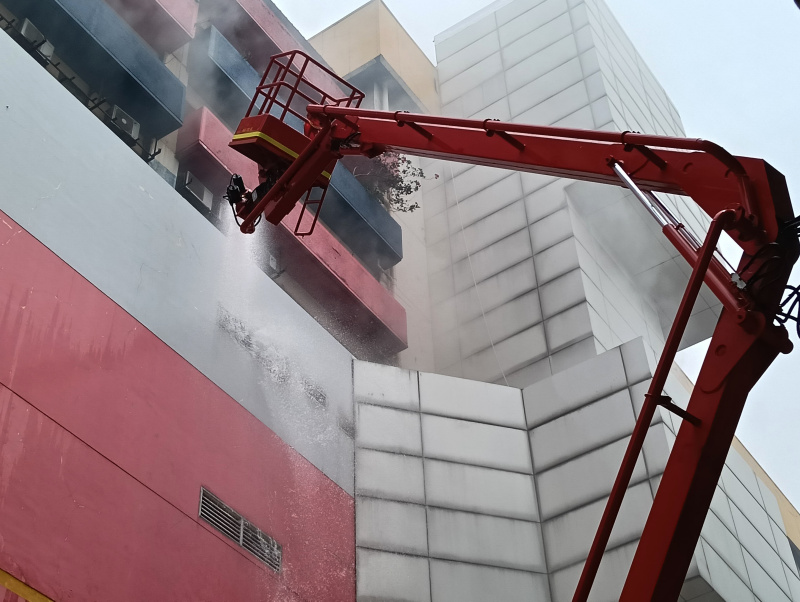 Petugas Damkar sedang melakukan penyemprotan dan pendinginan agar tidak terjadi api muncul kembali di Glodok Plaza (Ashar/SinPo.id)