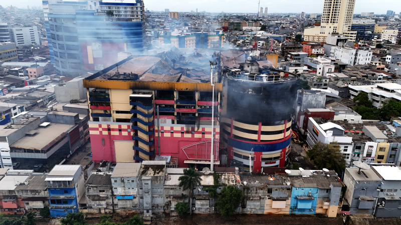 Petugas Damkar sedang melakukan penyemprotan dan pendinginan agar tidak terjadi api muncul kembali di Glodok Plaza (Ashar/SinPo.id)