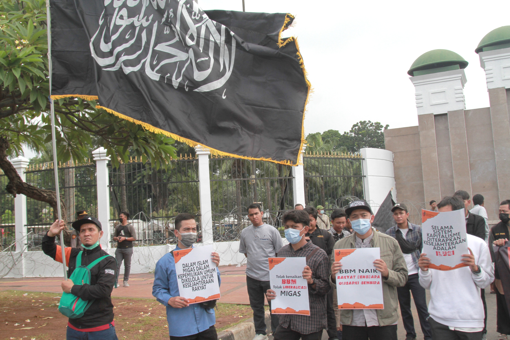 Mahasiswa GMP dan BEM Panca Sakti Bekasi gelar aksi demo tolak kenaikan BBM di DPR (Ashar/SinPo.id)