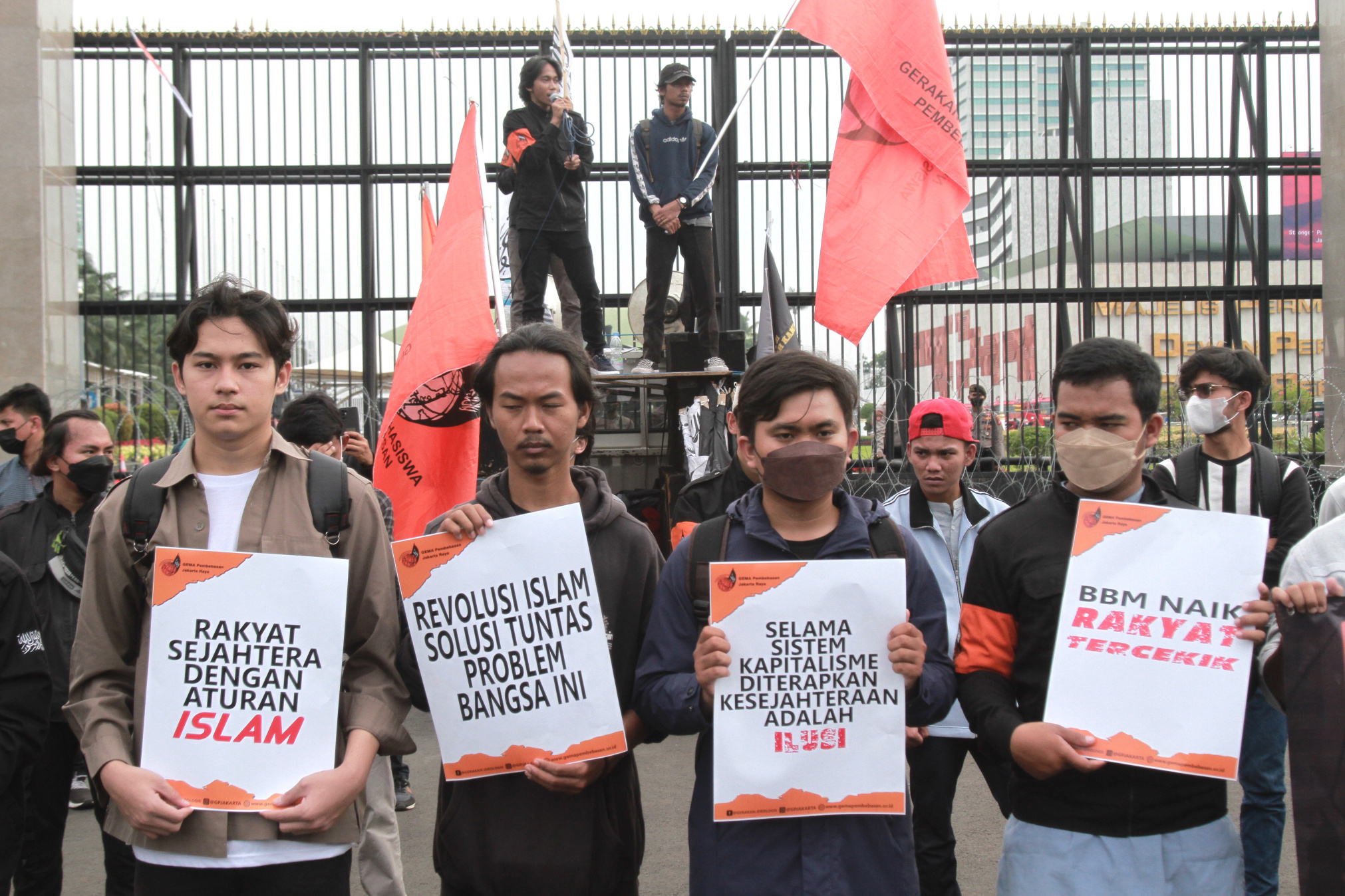 Mahasiswa GMP dan BEM Panca Sakti Bekasi gelar aksi demo tolak kenaikan BBM di DPR (Ashar/SinPo.id)