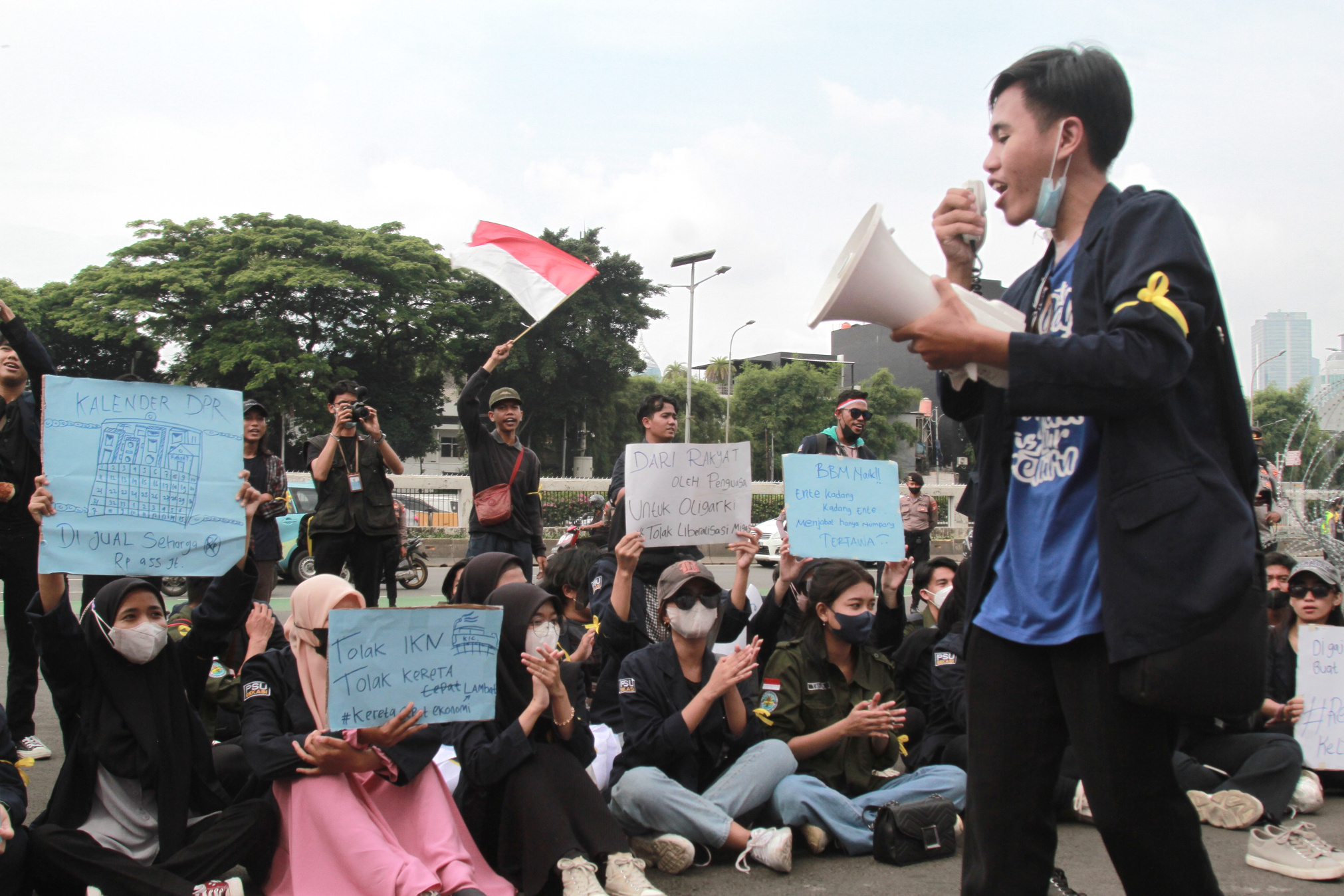 Mahasiswa GMP dan BEM Panca Sakti Bekasi gelar aksi demo tolak kenaikan BBM di DPR (Ashar/SinPo.id)