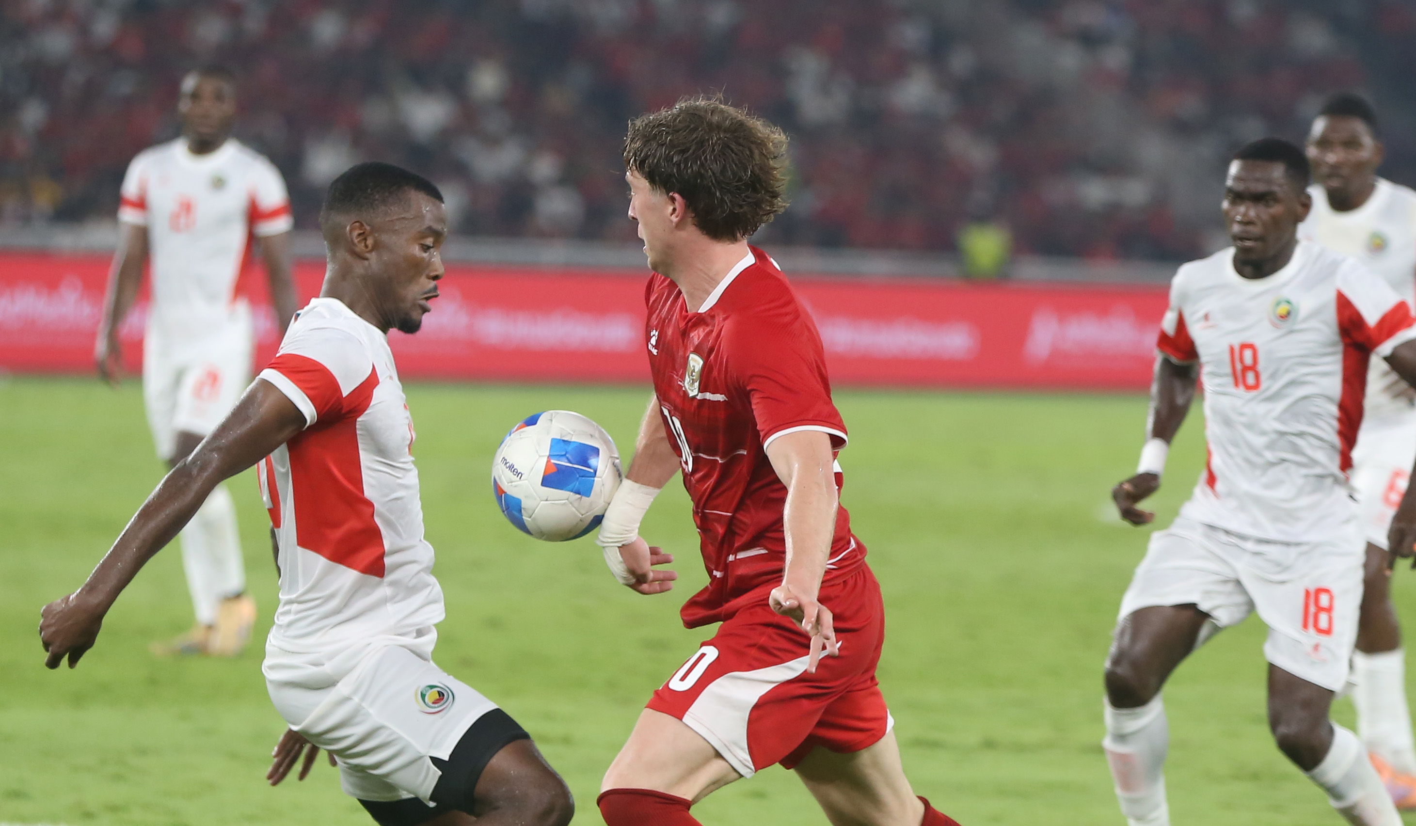 Laga timnas Indonesia melawan timnas Mozambik di SUGBK. (Agus Priatna/SinPo.id)