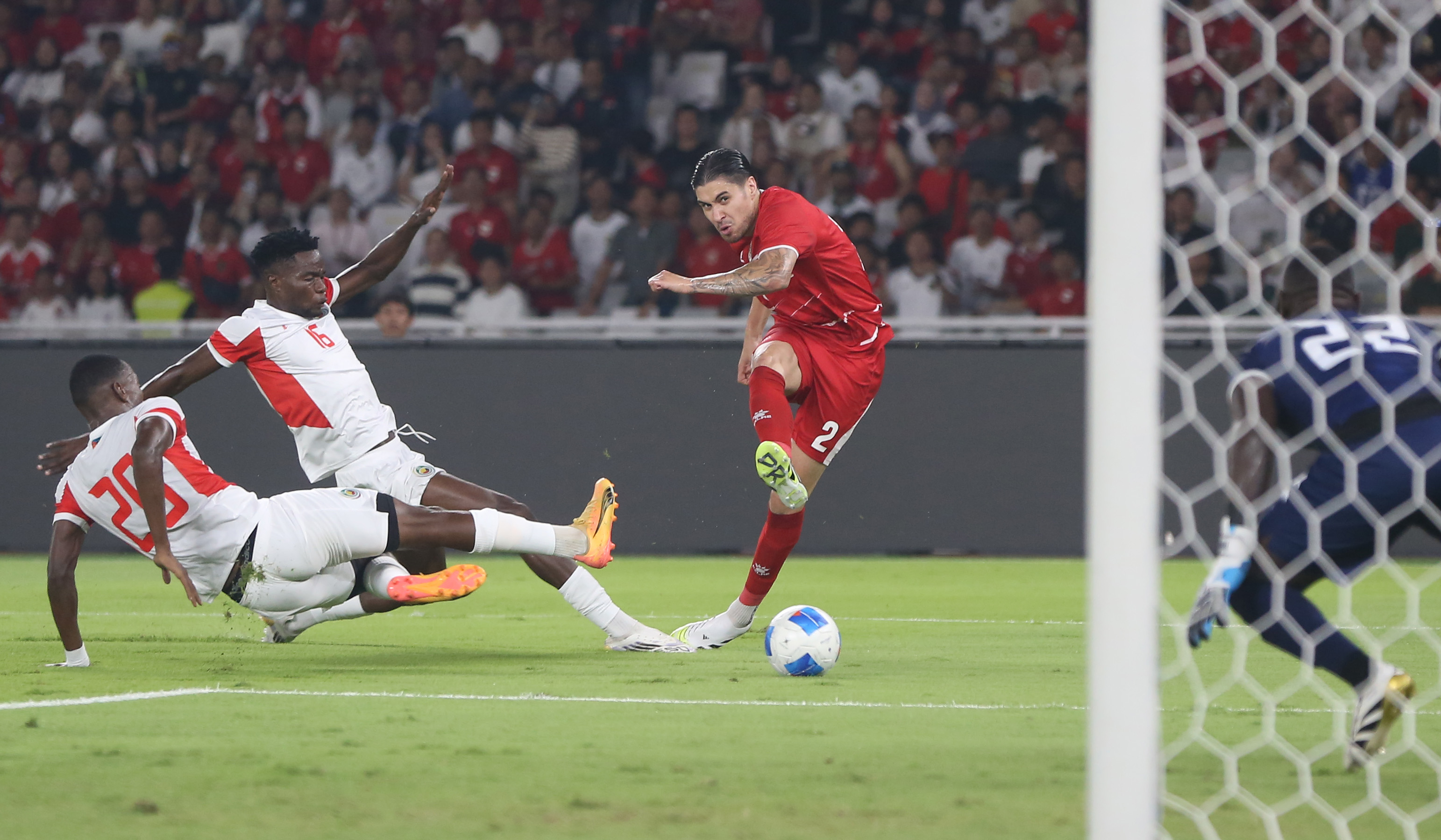 Laga timnas Indonesia melawan timnas Mozambik di SUGBK. (Agus Priatna/SinPo.id)