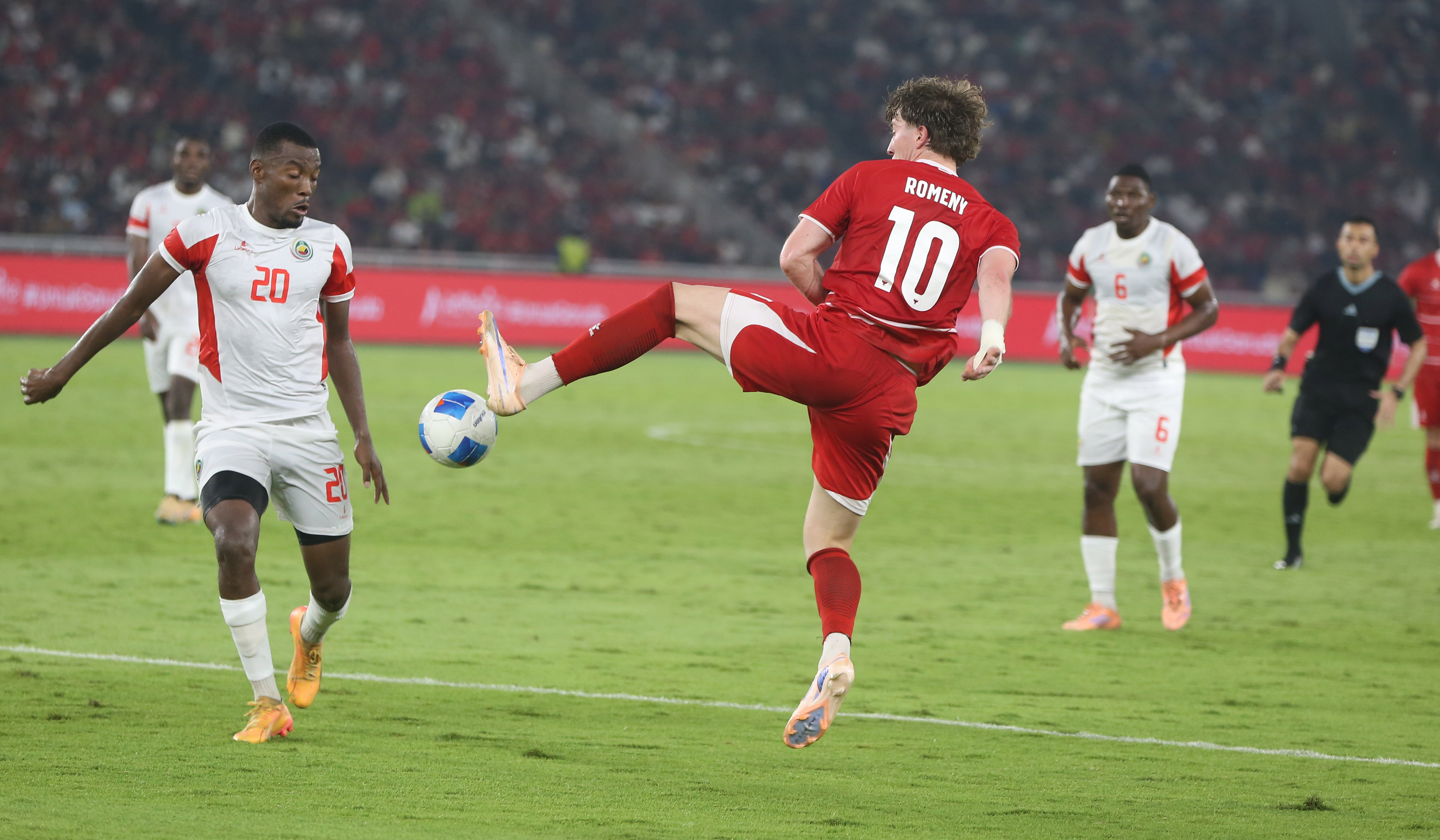 Laga timnas Indonesia melawan timnas Mozambik di SUGBK. (Agus Priatna/SinPo.id)