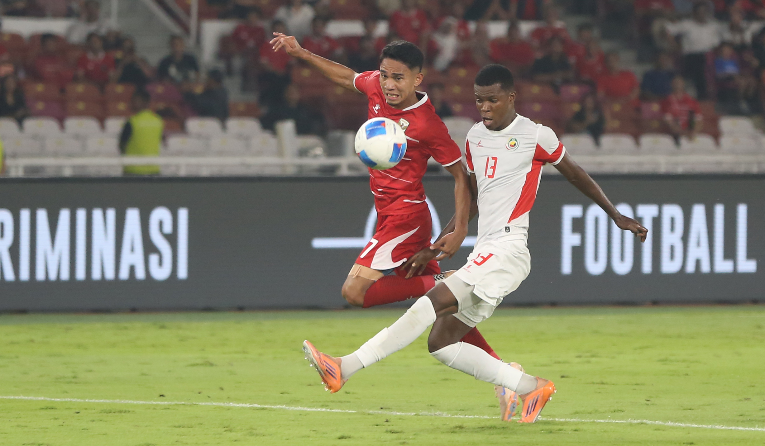 Laga timnas Indonesia melawan timnas Mozambik di SUGBK. (Agus Priatna/SinPo.id)