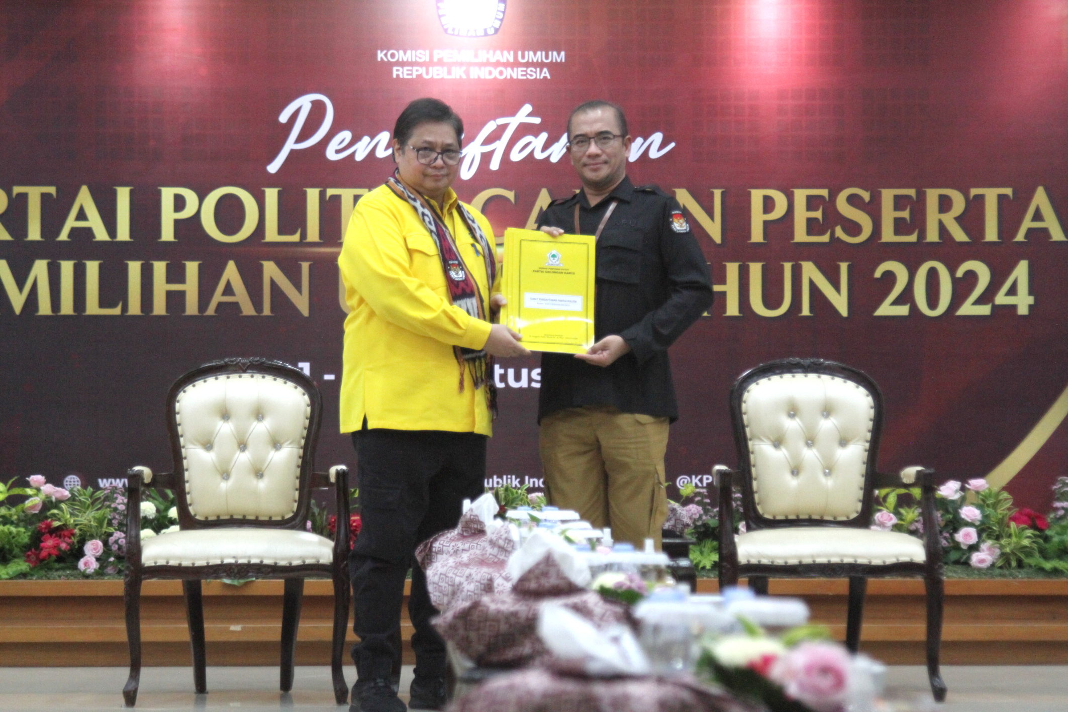 Ketua Umum Golkar Airlangga Hartanto dam Ketua KPU RI Hasyim Asy'ari (Ashar/SinPo.id)