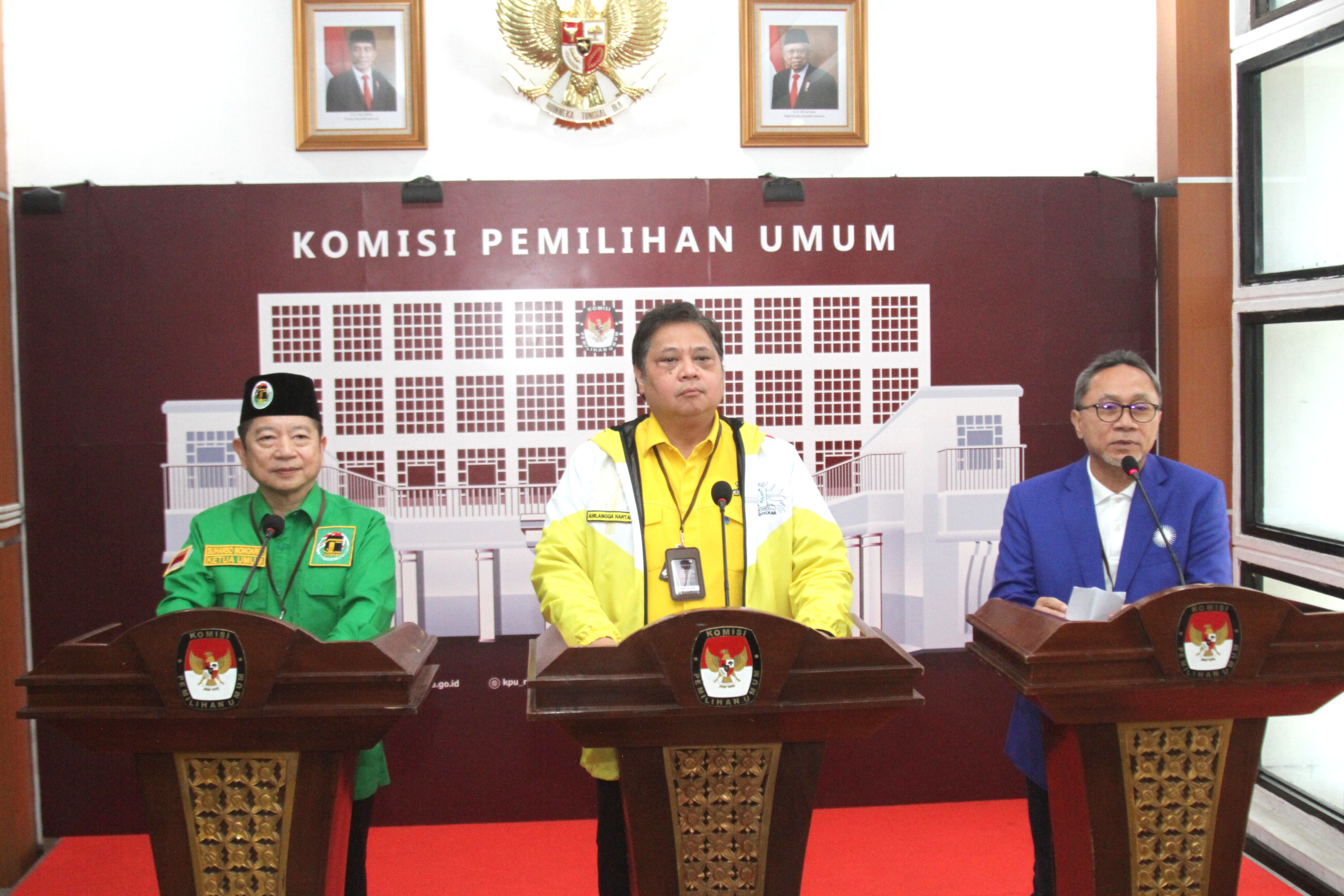 Ketua Umum Golkar Airlangga Hartanto dam Ketua KPU RI Hasyim Asy'ari (Ashar/SinPo.id)