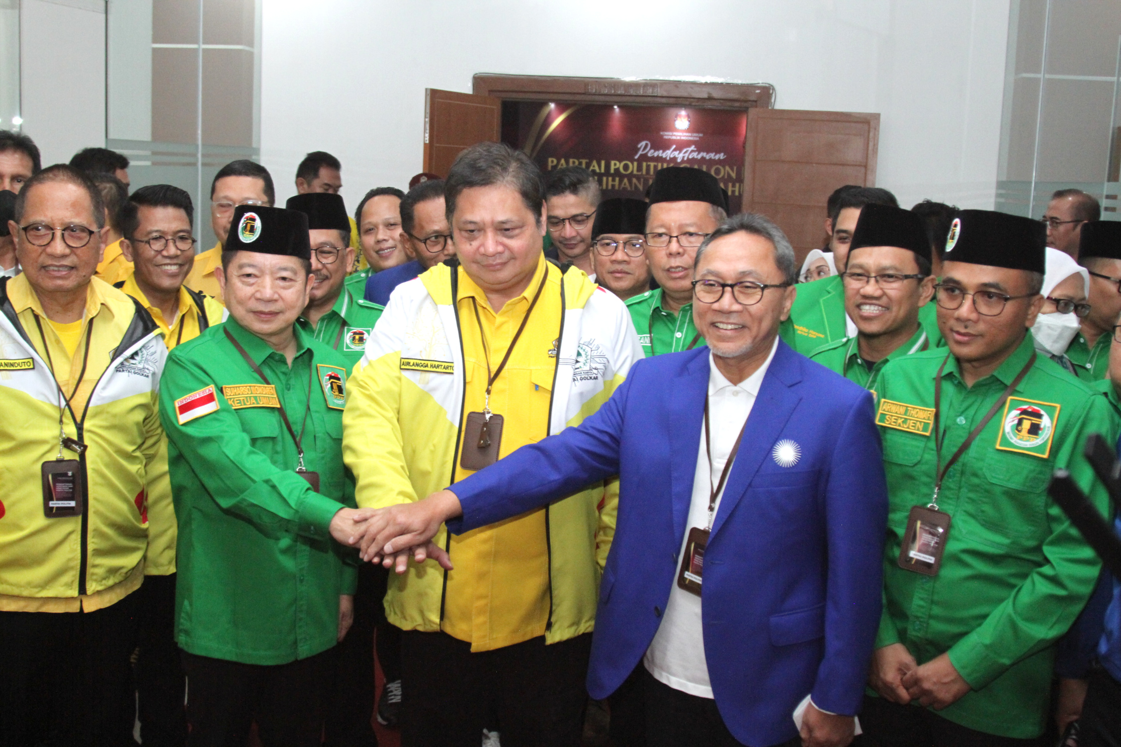 Ketua Umum Golkar Airlangga Hartanto dam Ketua KPU RI Hasyim Asy'ari (Ashar/SinPo.id)