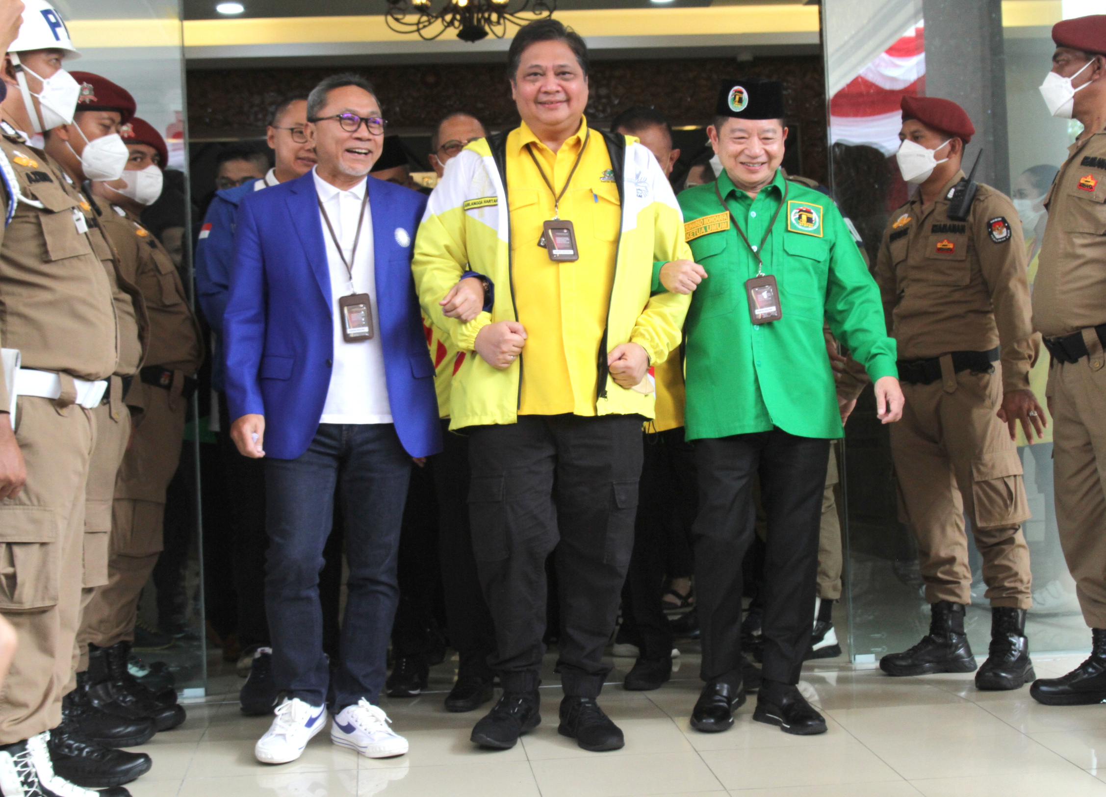 Ketua Umum Golkar Airlangga Hartanto dam Ketua KPU RI Hasyim Asy'ari (Ashar/SinPo.id)