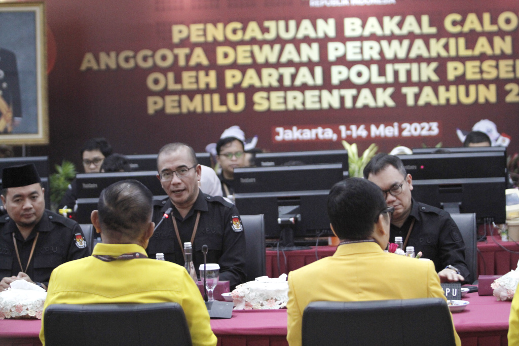 Sekjen Partai Golkar Lodewijk F Paulus mendaftarkan kadernya 580 untuk Bacaleg DPR RI (Ashar/SinPo.id)