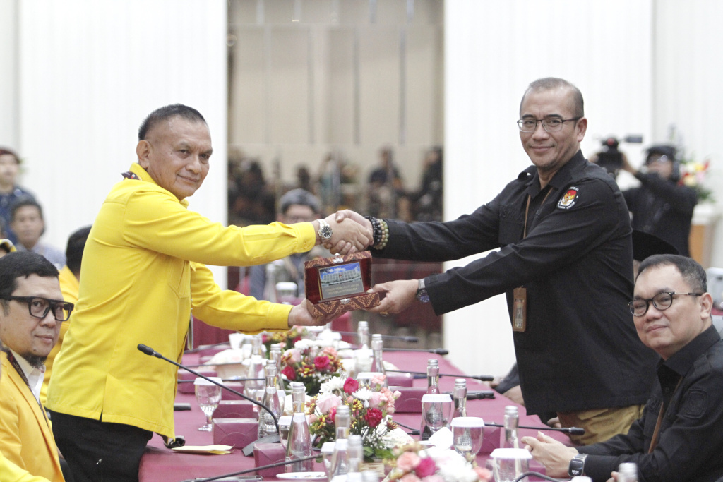 Sekjen Partai Golkar Lodewijk F Paulus mendaftarkan kadernya 580 untuk Bacaleg DPR RI (Ashar/SinPo.id)