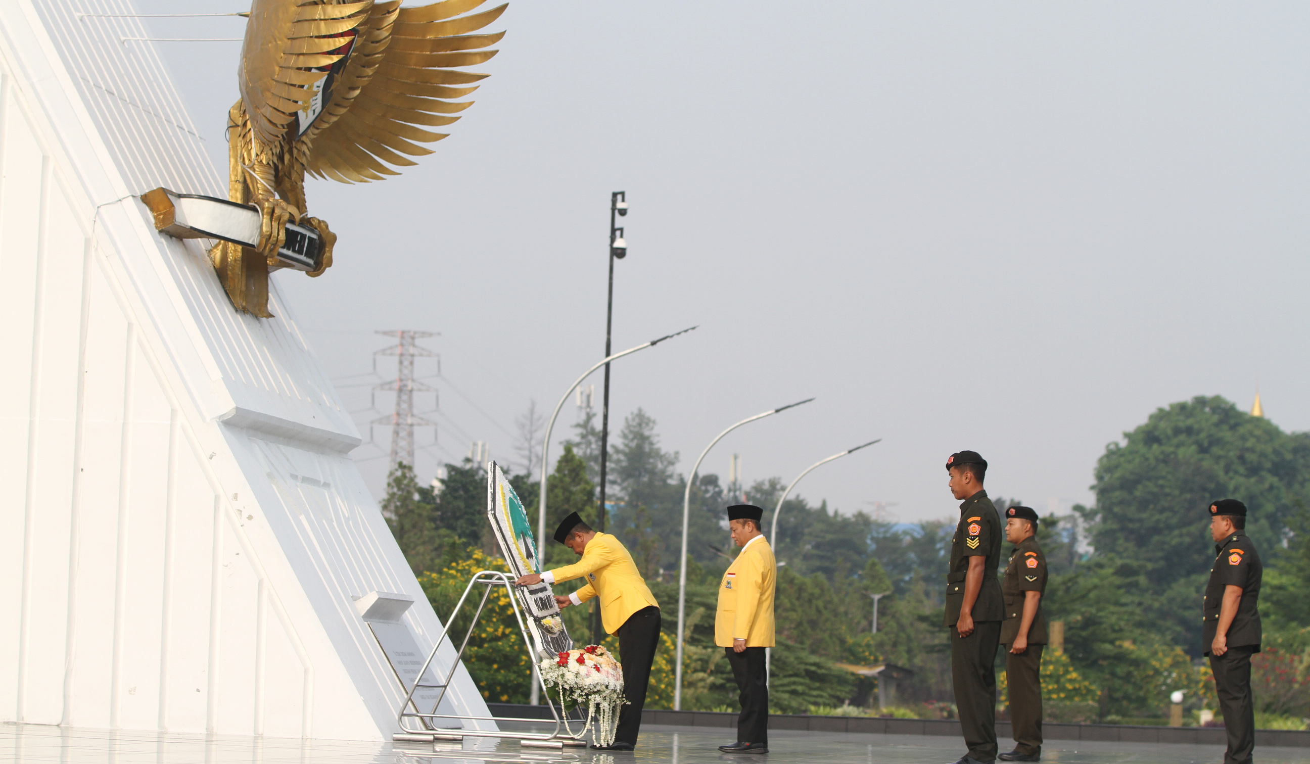 Golkar Ziarah ke TMP Kalibata. (Agus Priatna/SinPo.id)