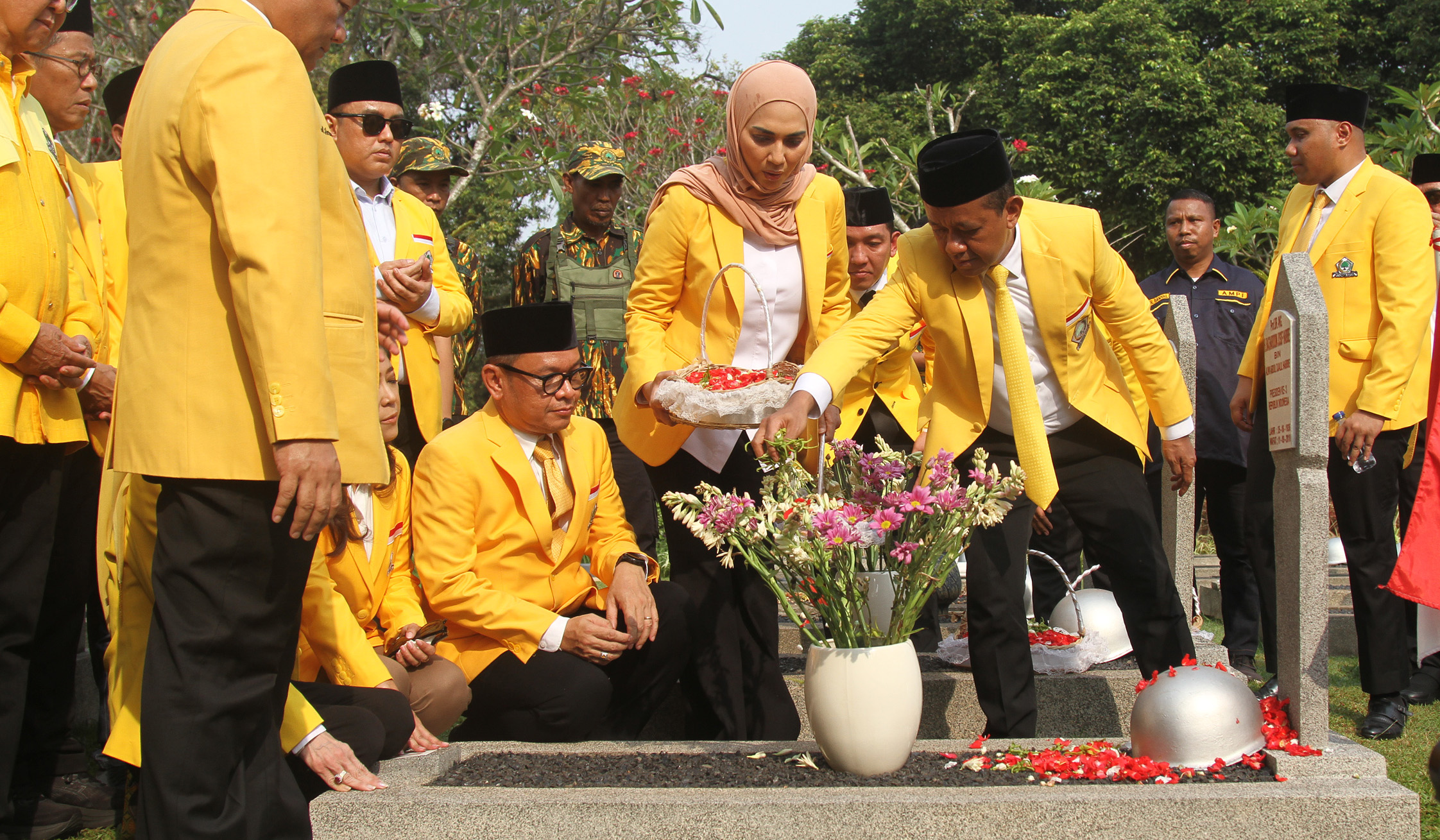 Golkar Ziarah ke TMP Kalibata. (Agus Priatna/SinPo.id)