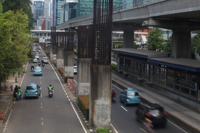 Tiang-tiang monorel yang mangkrak akan ditertibkan oleh Gubernur DKI Jakarta Pramono Anung (Ashar/SinPo.id)