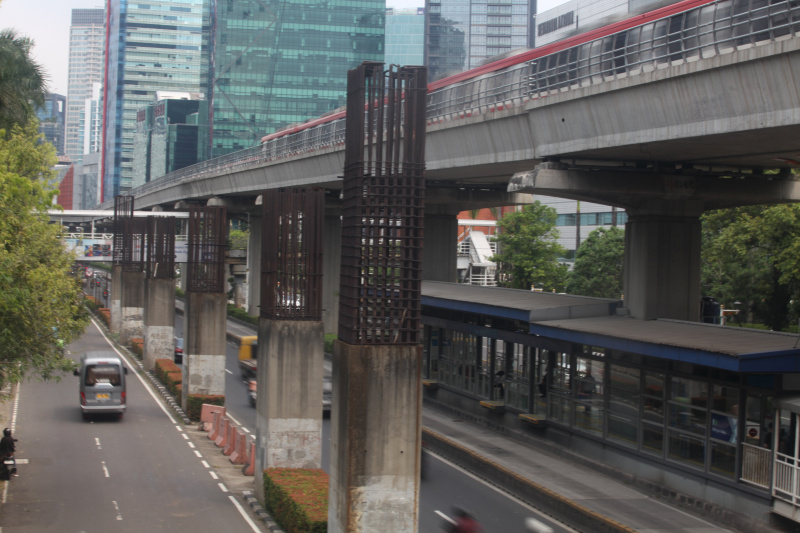 Tiang-tiang monorel yang mangkrak akan ditertibkan oleh Gubernur DKI Jakarta Pramono Anung (Ashar/SinPo.id)