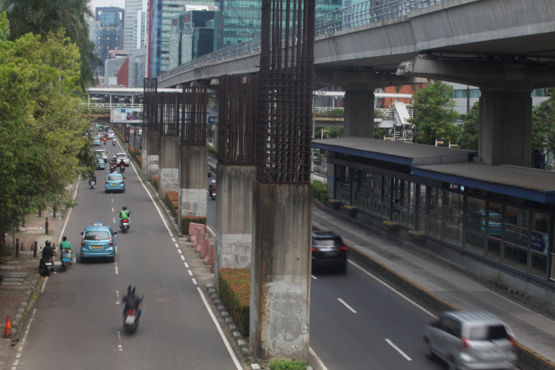 Tiang-tiang monorel yang mangkrak akan ditertibkan oleh Gubernur DKI Jakarta Pramono Anung (Ashar/SinPo.id)