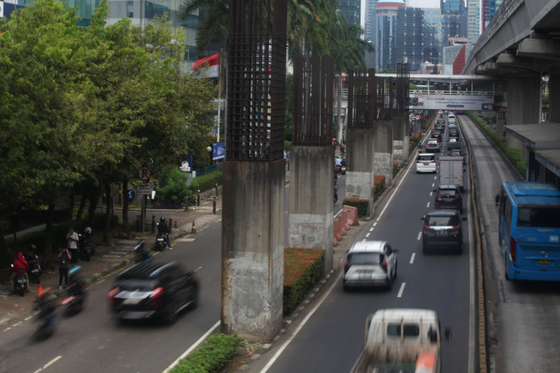 Tiang-tiang monorel yang mangkrak akan ditertibkan oleh Gubernur DKI Jakarta Pramono Anung (Ashar/SinPo.id)