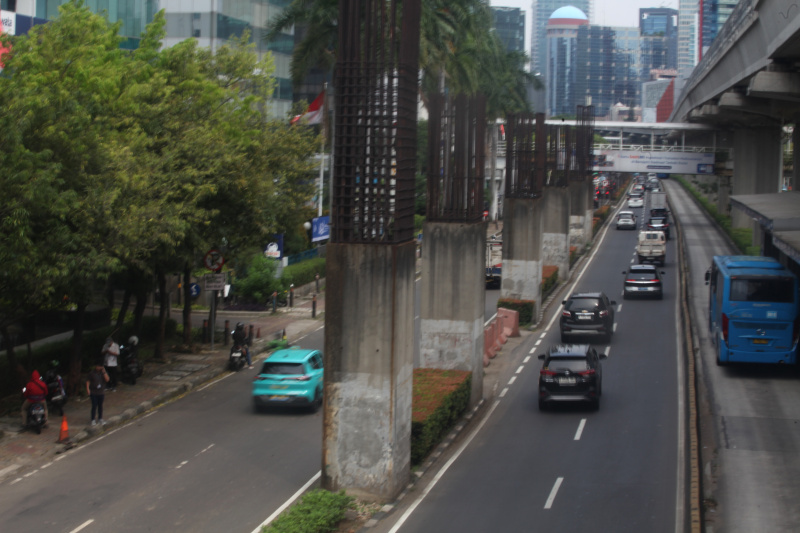 Tiang-tiang monorel yang mangkrak akan ditertibkan oleh Gubernur DKI Jakarta Pramono Anung (Ashar/SinPo.id)
