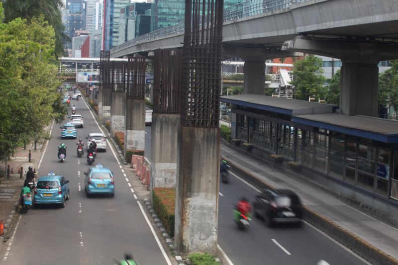 Tiang-tiang monorel yang mangkrak akan ditertibkan oleh Gubernur DKI Jakarta Pramono Anung (Ashar/SinPo.id)