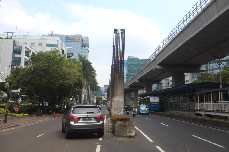 Tiang-tiang monorel yang mangkrak akan ditertibkan oleh Gubernur DKI Jakarta Pramono Anung (Ashar/SinPo.id)