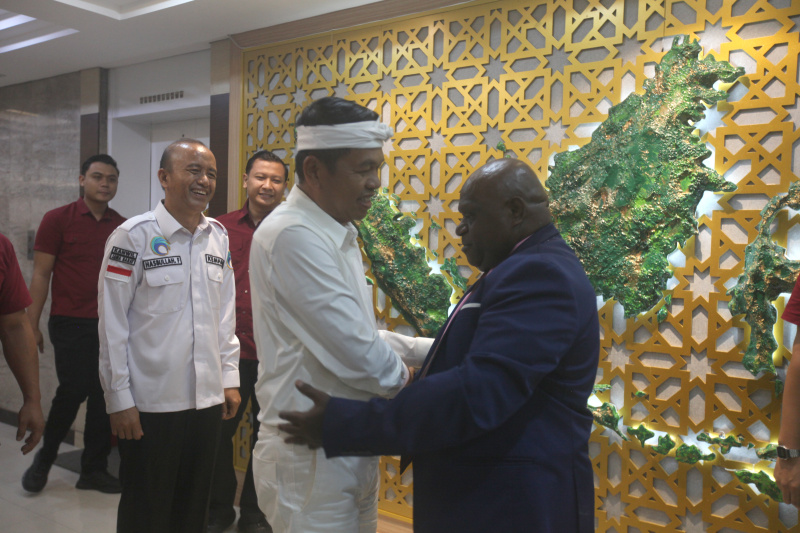 Gubernur Jawa Barat Dedy Mulyadi bertemu Menteri HAM Natalius Pigai membahas pendidikan karakter melalui barak militer bagi siswa-siswi yang nakal tingkat SMP dan SMA (Ashar/SinPo.id)