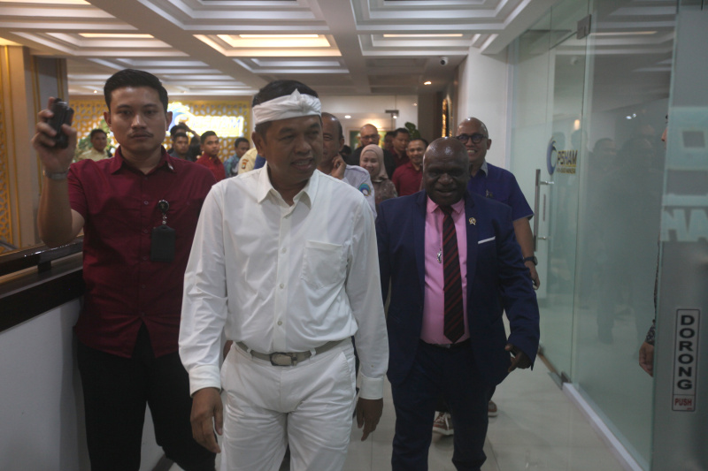 Gubernur Jawa Barat Dedy Mulyadi bertemu Menteri HAM Natalius Pigai membahas pendidikan karakter melalui barak militer bagi siswa-siswi yang nakal tingkat SMP dan SMA (Ashar/SinPo.id)