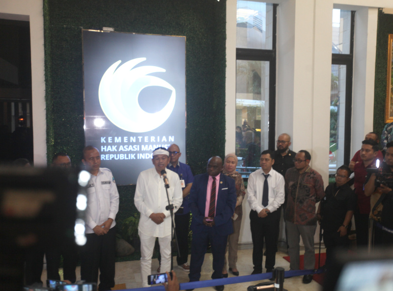 Gubernur Jawa Barat Dedy Mulyadi bertemu Menteri HAM Natalius Pigai membahas pendidikan karakter melalui barak militer bagi siswa-siswi yang nakal tingkat SMP dan SMA (Ashar/SinPo.id)