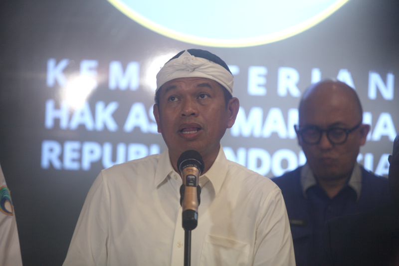 Gubernur Jawa Barat Dedy Mulyadi bertemu Menteri HAM Natalius Pigai membahas pendidikan karakter melalui barak militer bagi siswa-siswi yang nakal tingkat SMP dan SMA (Ashar/SinPo.id)