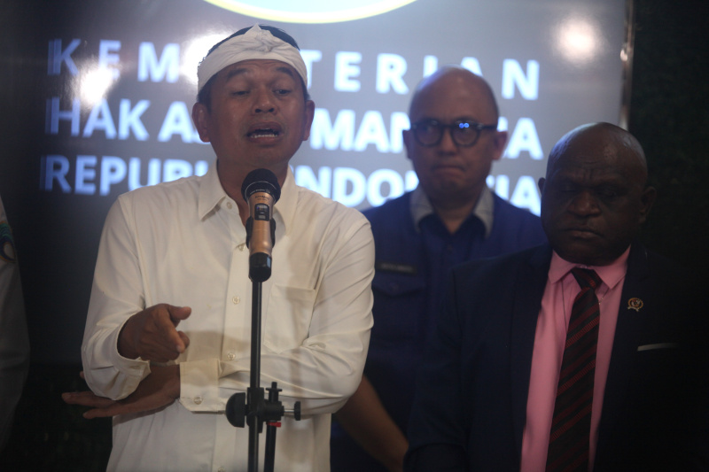 Gubernur Jawa Barat Dedy Mulyadi bertemu Menteri HAM Natalius Pigai membahas pendidikan karakter melalui barak militer bagi siswa-siswi yang nakal tingkat SMP dan SMA (Ashar/SinPo.id)