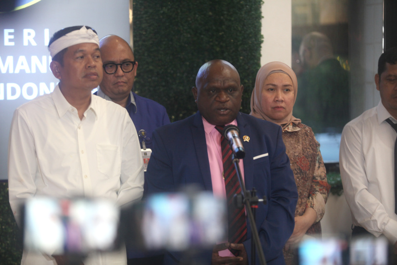 Gubernur Jawa Barat Dedy Mulyadi bertemu Menteri HAM Natalius Pigai membahas pendidikan karakter melalui barak militer bagi siswa-siswi yang nakal tingkat SMP dan SMA (Ashar/SinPo.id)