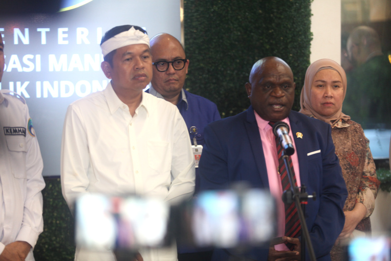 Gubernur Jawa Barat Dedy Mulyadi bertemu Menteri HAM Natalius Pigai membahas pendidikan karakter melalui barak militer bagi siswa-siswi yang nakal tingkat SMP dan SMA (Ashar/SinPo.id)