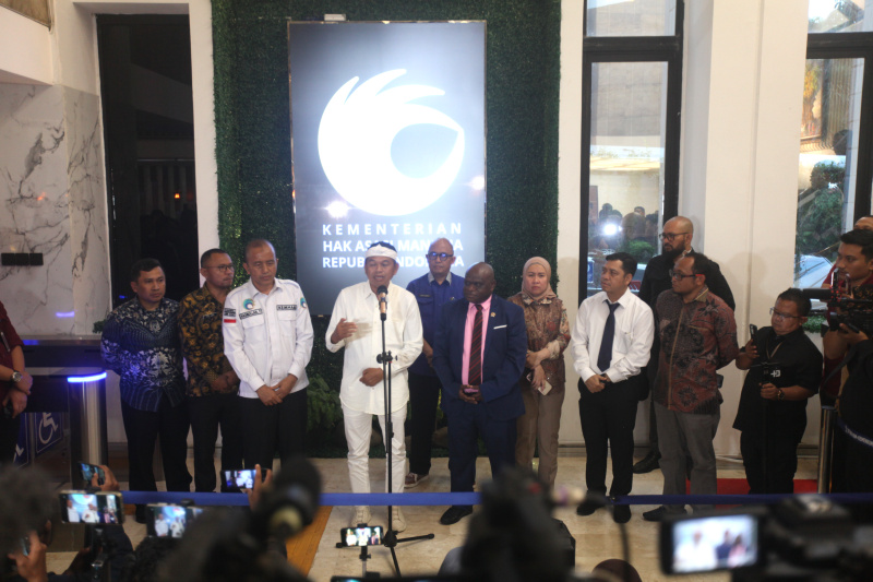 Gubernur Jawa Barat Dedy Mulyadi bertemu Menteri HAM Natalius Pigai membahas pendidikan karakter melalui barak militer bagi siswa-siswi yang nakal tingkat SMP dan SMA (Ashar/SinPo.id)