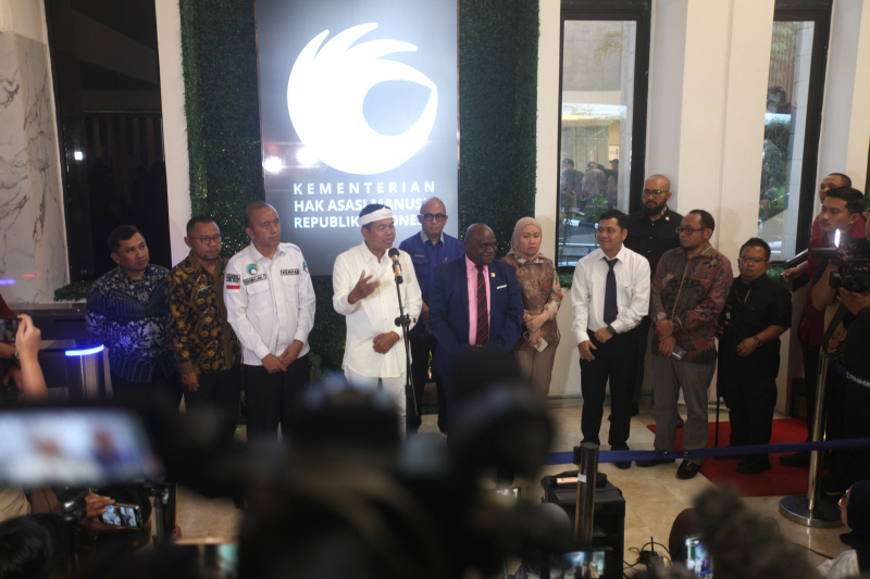 Gubernur Jawa Barat Dedy Mulyadi bertemu Menteri HAM Natalius Pigai membahas pendidikan karakter melalui barak militer bagi siswa-siswi yang nakal tingkat SMP dan SMA (Ashar/SinPo.id)