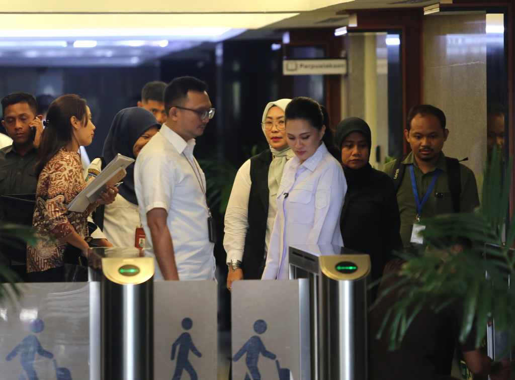Gubernur Maluku Utara Sherly Tjoanda mendatangi Gedung KPK untuk bersinergi untuk pencegahan korupsi di Malut (Ashar/SinPo.id)