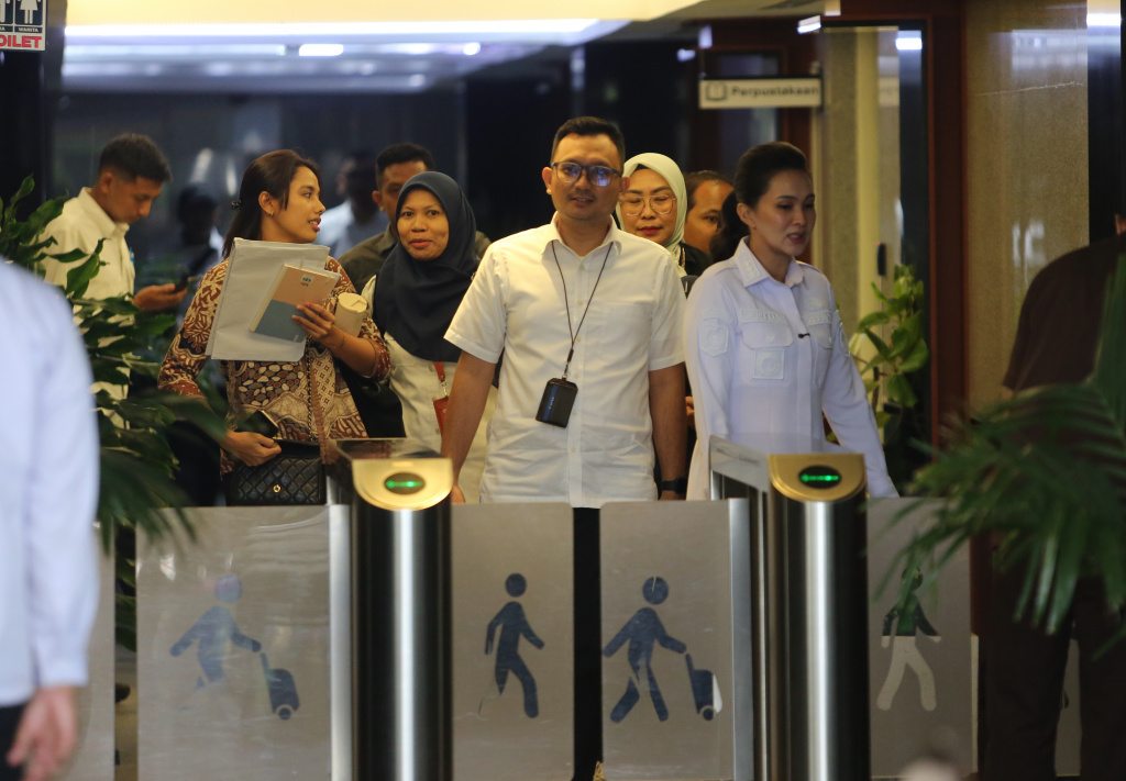 Gubernur Maluku Utara Sherly Tjoanda mendatangi Gedung KPK untuk bersinergi untuk pencegahan korupsi di Malut (Ashar/SinPo.id)