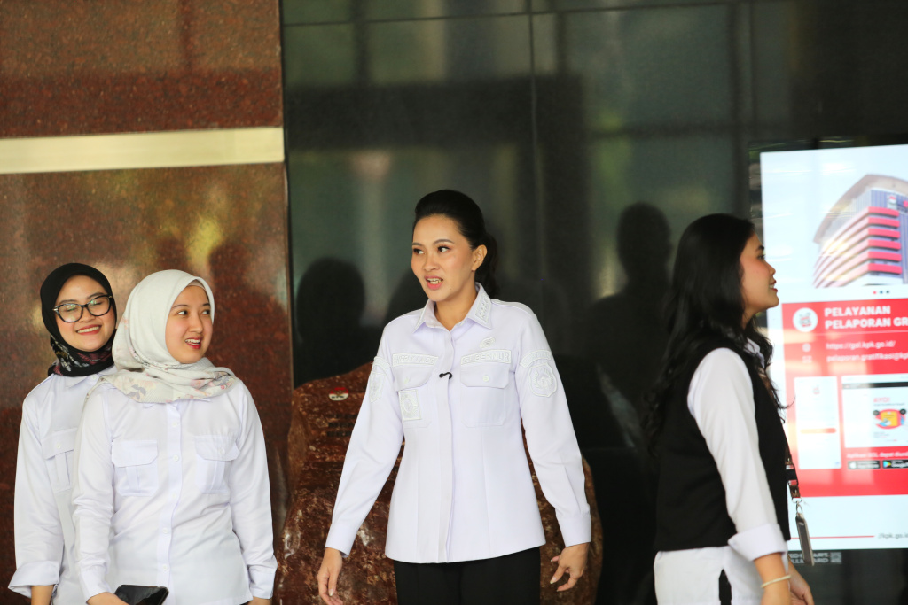 Gubernur Maluku Utara Sherly Tjoanda mendatangi Gedung KPK untuk bersinergi untuk pencegahan korupsi di Malut (Ashar/SinPo.id)