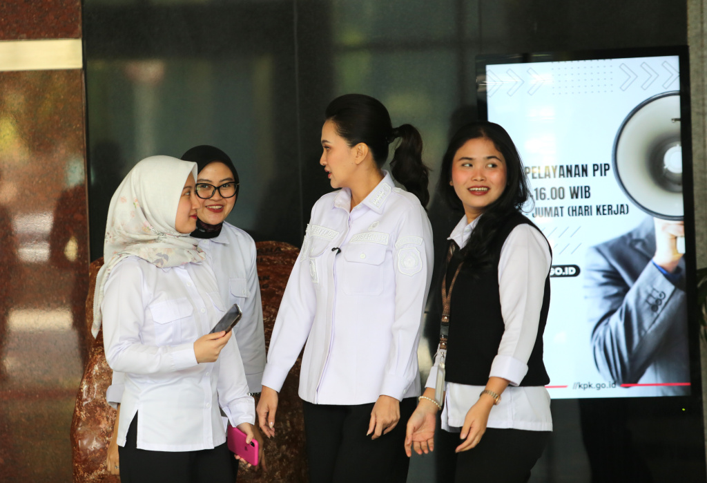 Gubernur Maluku Utara Sherly Tjoanda mendatangi Gedung KPK untuk bersinergi untuk pencegahan korupsi di Malut (Ashar/SinPo.id)