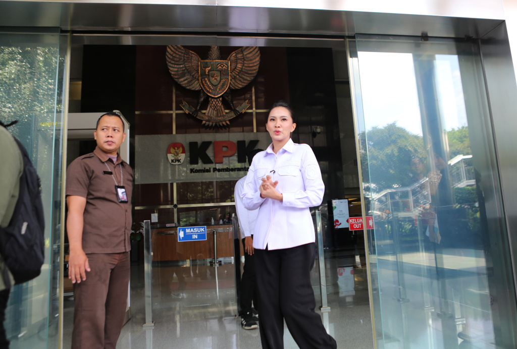 Gubernur Maluku Utara Sherly Tjoanda mendatangi Gedung KPK untuk bersinergi untuk pencegahan korupsi di Malut (Ashar/SinPo.id)