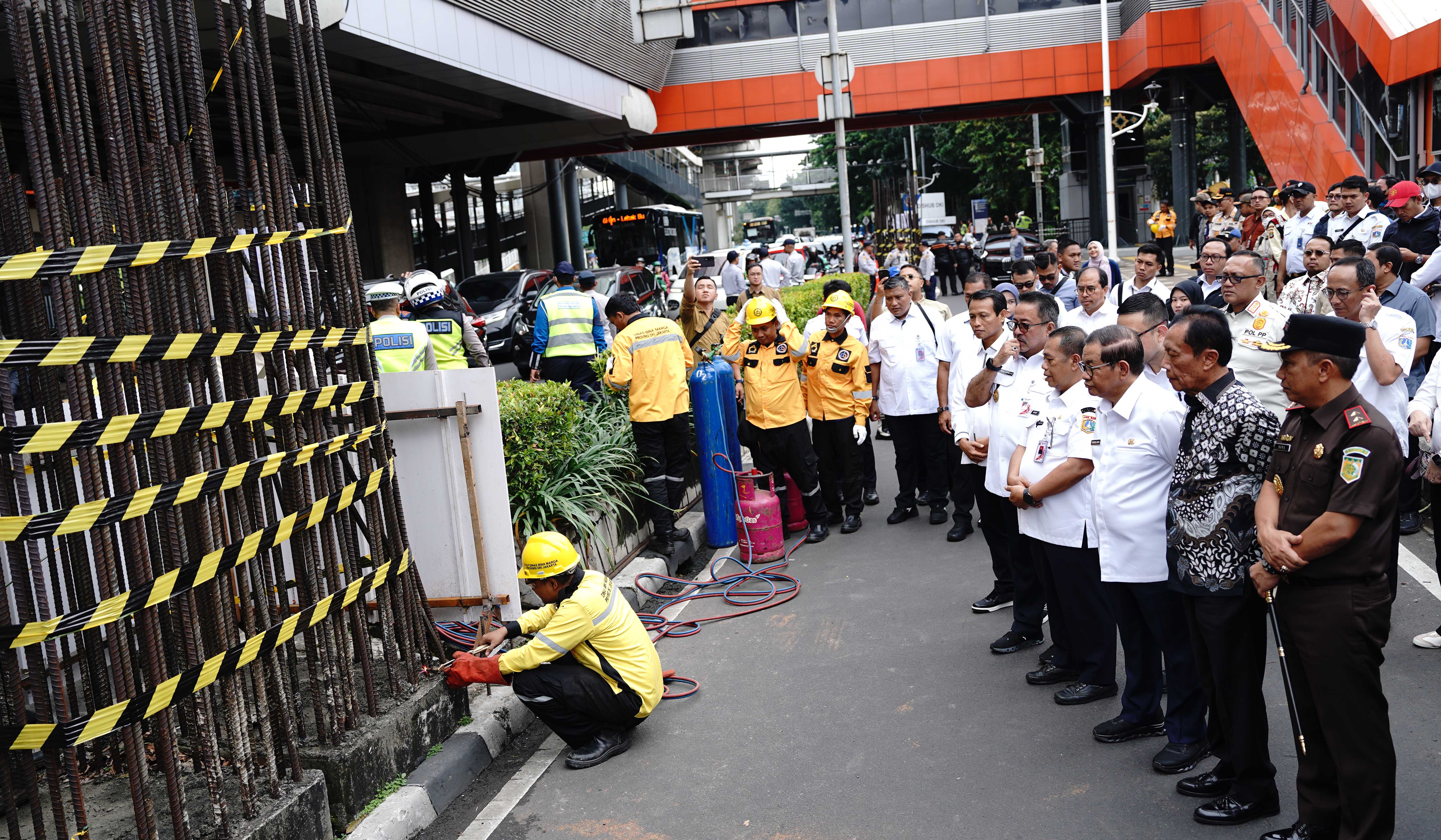 Gubernur DKI Jakarta, Pramono Anung, bongkar tiang monorel. (Agus Priatna/SinPo.id)
