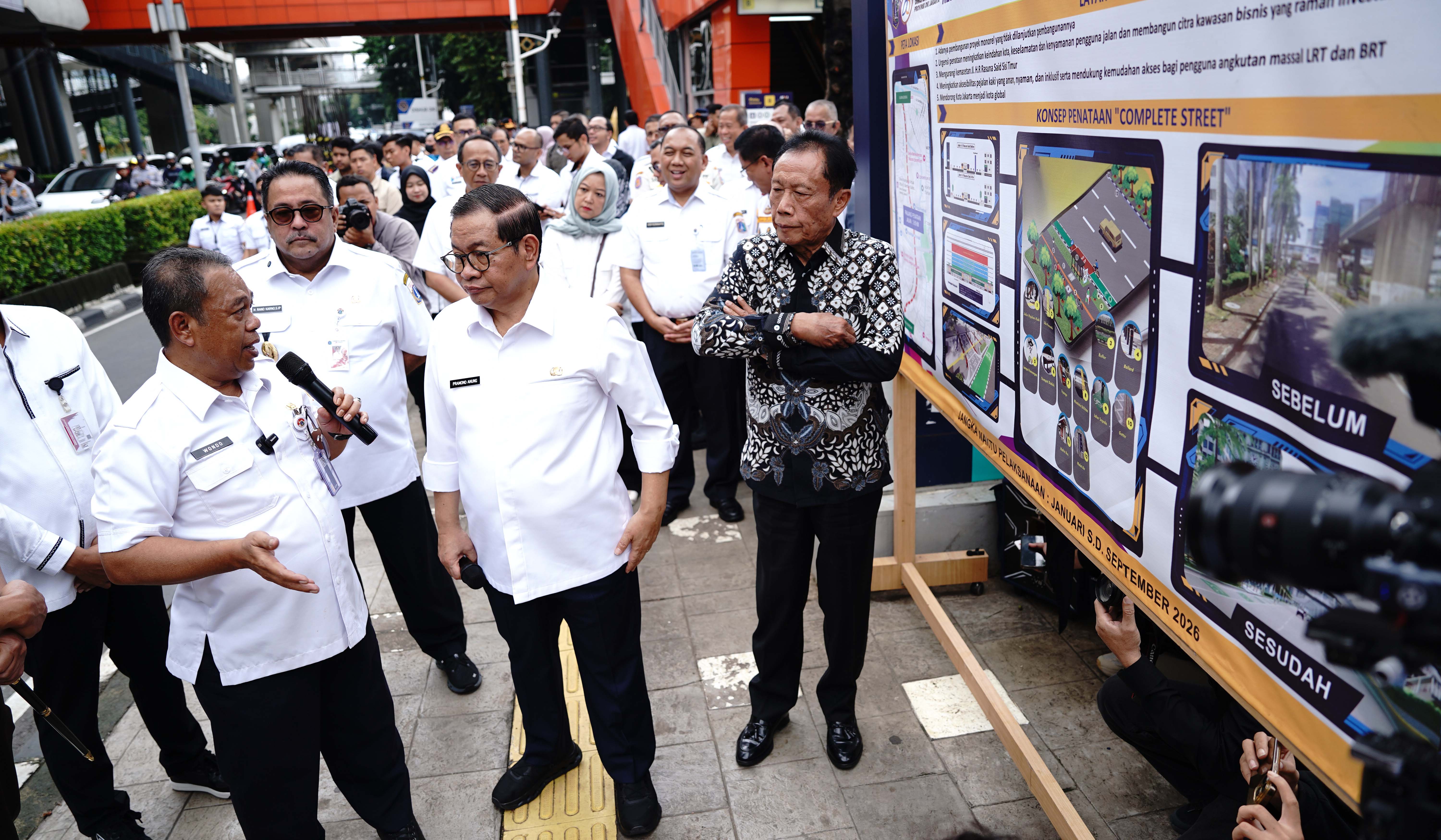 Gubernur DKI Jakarta, Pramono Anung, bongkar tiang monorel. (Agus Priatna/SinPo.id)