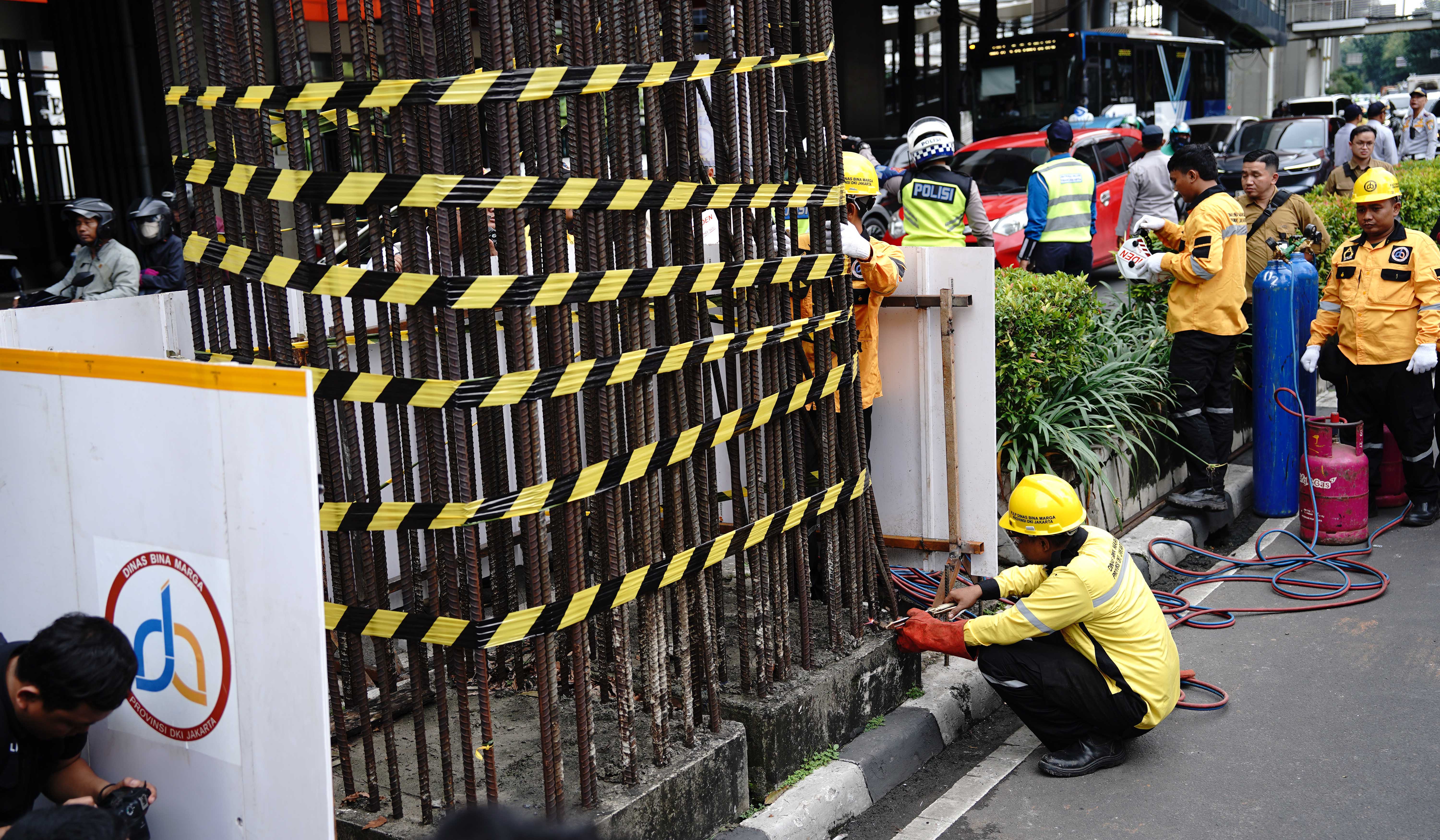 Gubernur DKI Jakarta, Pramono Anung, bongkar tiang monorel. (Agus Priatna/SinPo.id)