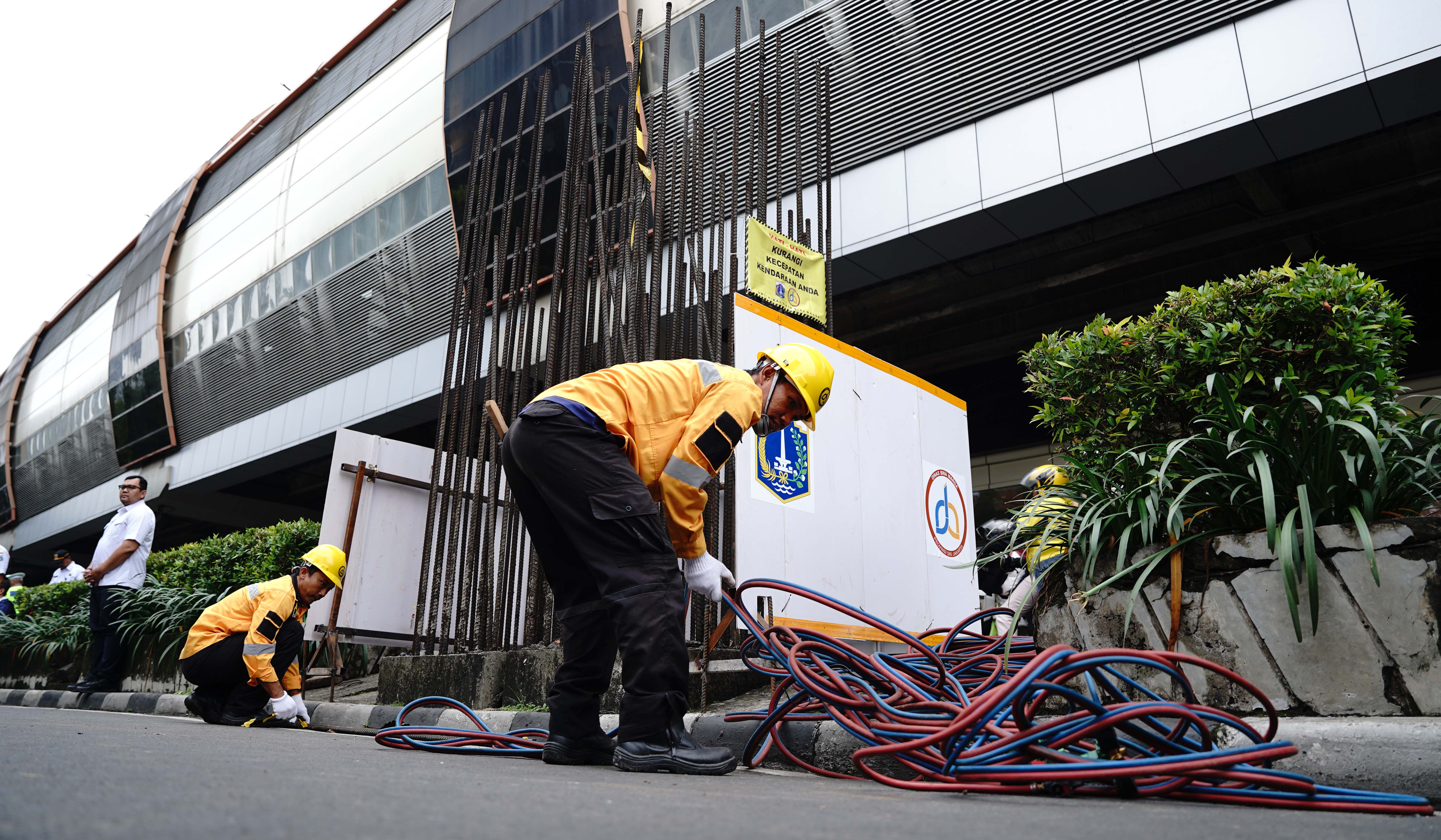 Gubernur DKI Jakarta, Pramono Anung, bongkar tiang monorel. (Agus Priatna/SinPo.id)