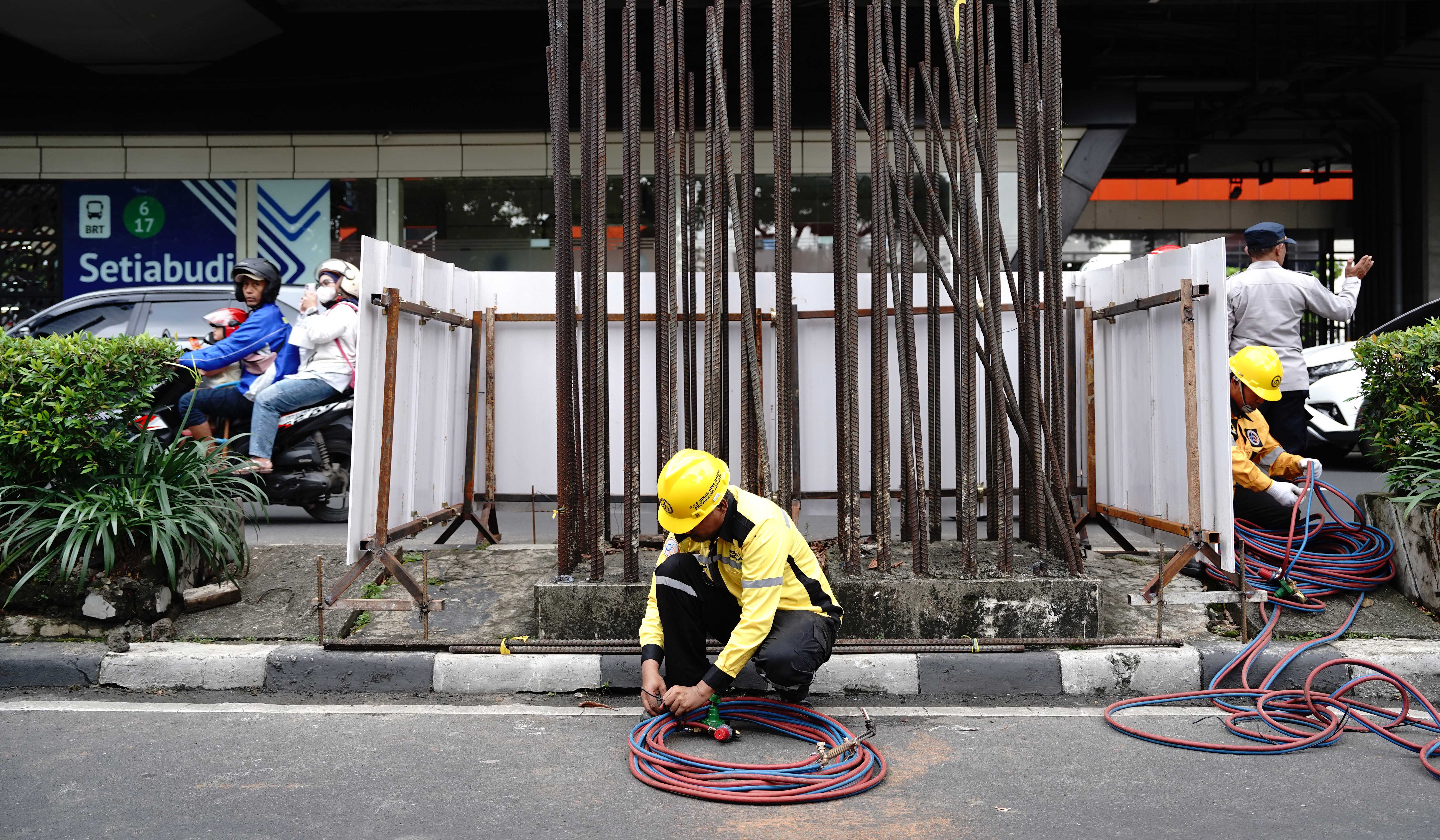 Gubernur DKI Jakarta, Pramono Anung, bongkar tiang monorel. (Agus Priatna/SinPo.id)