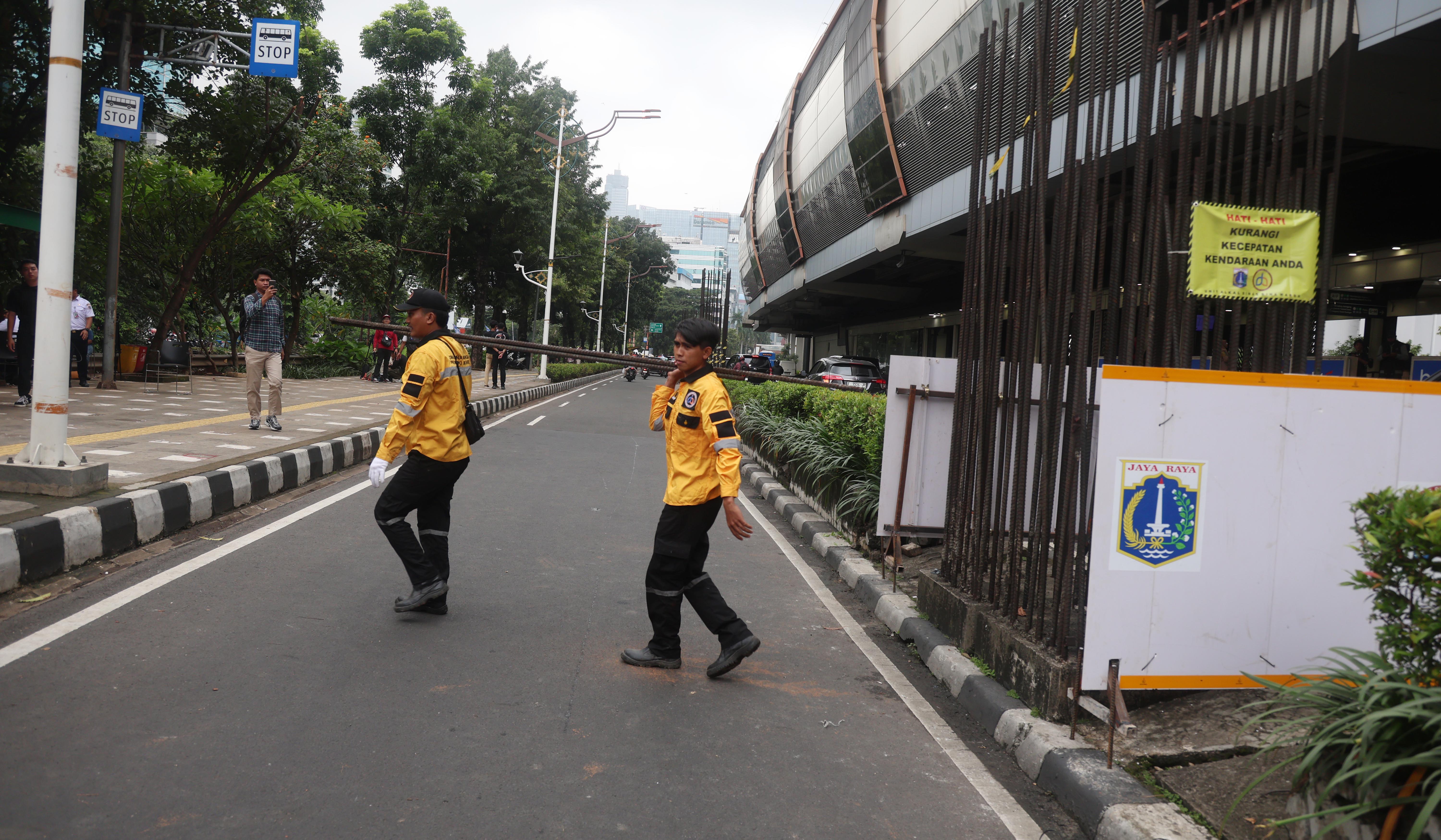 Gubernur DKI Jakarta, Pramono Anung, bongkar tiang monorel. (Agus Priatna/SinPo.id)